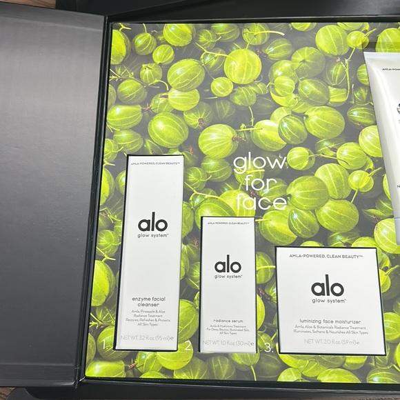 ALO GIFT OF GLOW SET (with Free iconic tote bag) - Picture 6 of 9